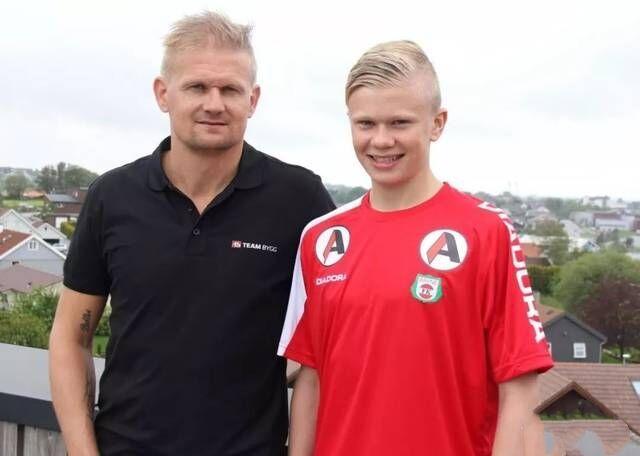 这脚爆射有火箭推进器吧？