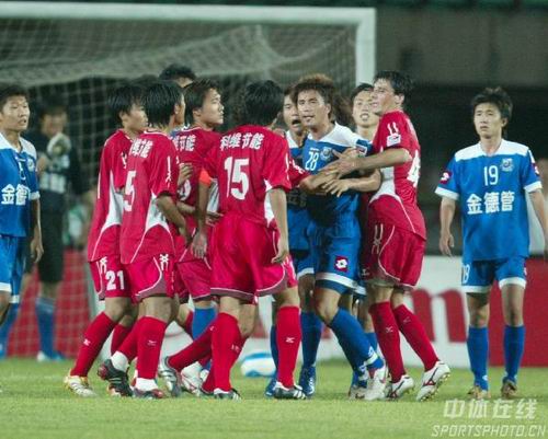 17岁天才卡尔展现极强潜力，德甲首秀表现亮眼，凭借出色技术和风格成为焦点。